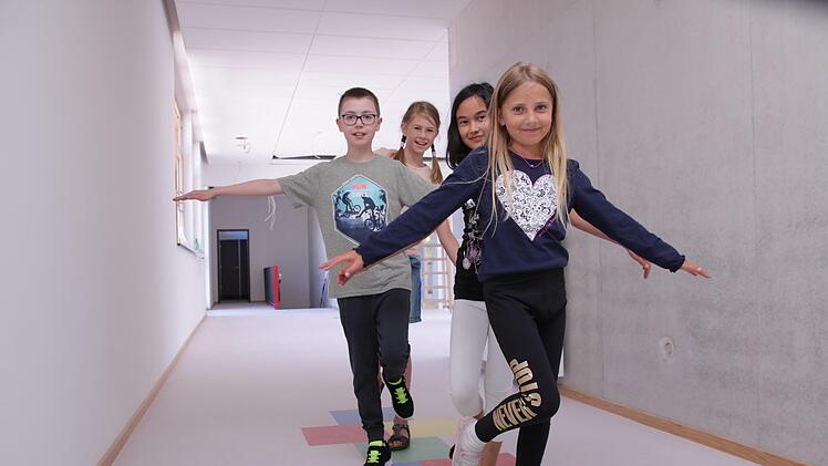 Die ersten Schülerinnen und Schüler testen die Aktivfläche im Flur des Anbaus.  Foto: Benedikt Borst