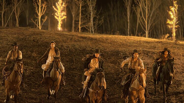 Fiona Nolan (Lena Headey, Mitte) und ihre Adoptivkinder müssen zum Auftakt der Serie ihre Rinderherde wieder einfangen.