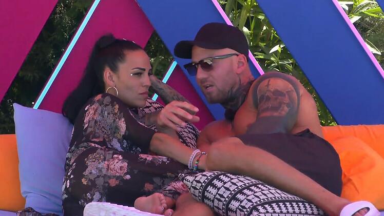 "Bisschen satanisch, aber ich feier das": Obwohl er vergeben ist, ist Johannes von Elena fasziniert.