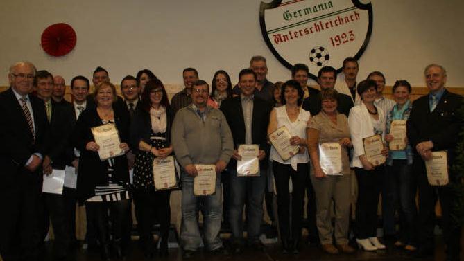 Sie bilden das "Rückgrat des Vereins". Beim Festkommers erhielten diese Schleichacher Auszeichnungen für langjährige Funktionärstätigkeit. Sie alle investieren Freizeit, und das nicht zu knapp. Foto: sw