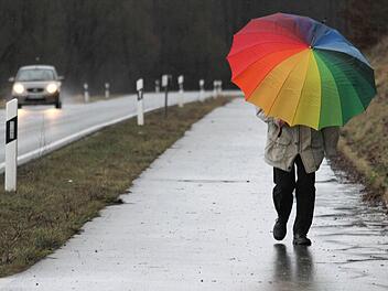 Niederschläge sind wichtige Wetterparameter, daran denkt man als genervter Regenschirmträger meist weniger. Fotos: Gründel (1)/Wetterdienst (4)