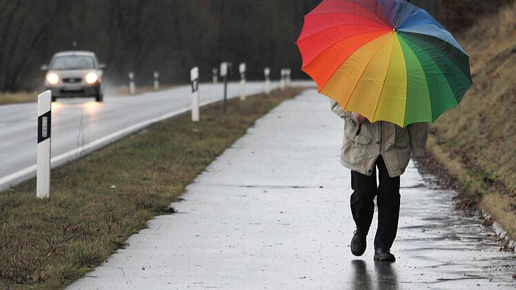Niederschläge sind wichtige Wetterparameter, daran denkt man als genervter Regenschirmträger meist weniger. Fotos: Gründel (1)/Wetterdienst (4)