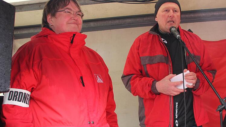 Betriebsseelsorger Frank Meixner (Rchets) und Karin Wirsing, die auch Freigetränke in einer nahe Gaststätte spendierte.