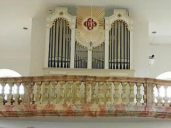 Nach der Restaurierung präsentiert sich die Orgel in Sankt Sebastian Prölsdorf jetzt wieder im Originalzustand von 1860. Die Anordnung der Pfeifen und die Farbfassung sind die sichtbaren Veränderungen, und den Klang präsentiert Orgelbaumeister Thomas Eichfelder am kommenden Sonntag.  Foto: Sabine Weinbeer