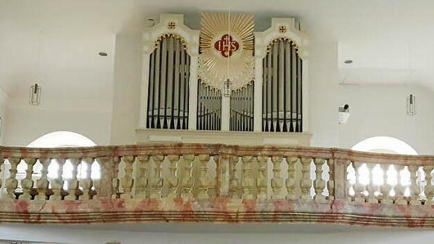 Nach der Restaurierung präsentiert sich die Orgel in Sankt Sebastian Prölsdorf jetzt wieder im Originalzustand von 1860. Die Anordnung der Pfeifen und die Farbfassung sind die sichtbaren Veränderungen, und den Klang präsentiert Orgelbaumeister Thomas Eichfelder am kommenden Sonntag.  Foto: Sabine Weinbeer