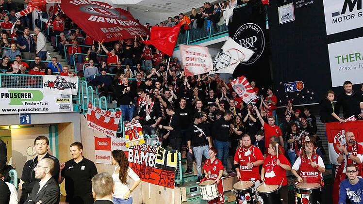 Etwa 250 Bamberger Fans machten sich in Bayreuth lautstark bemerkbar.