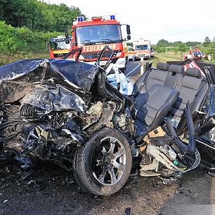 Großeibstadt: Tödlicher Unfall - Autos kollidieren frontal