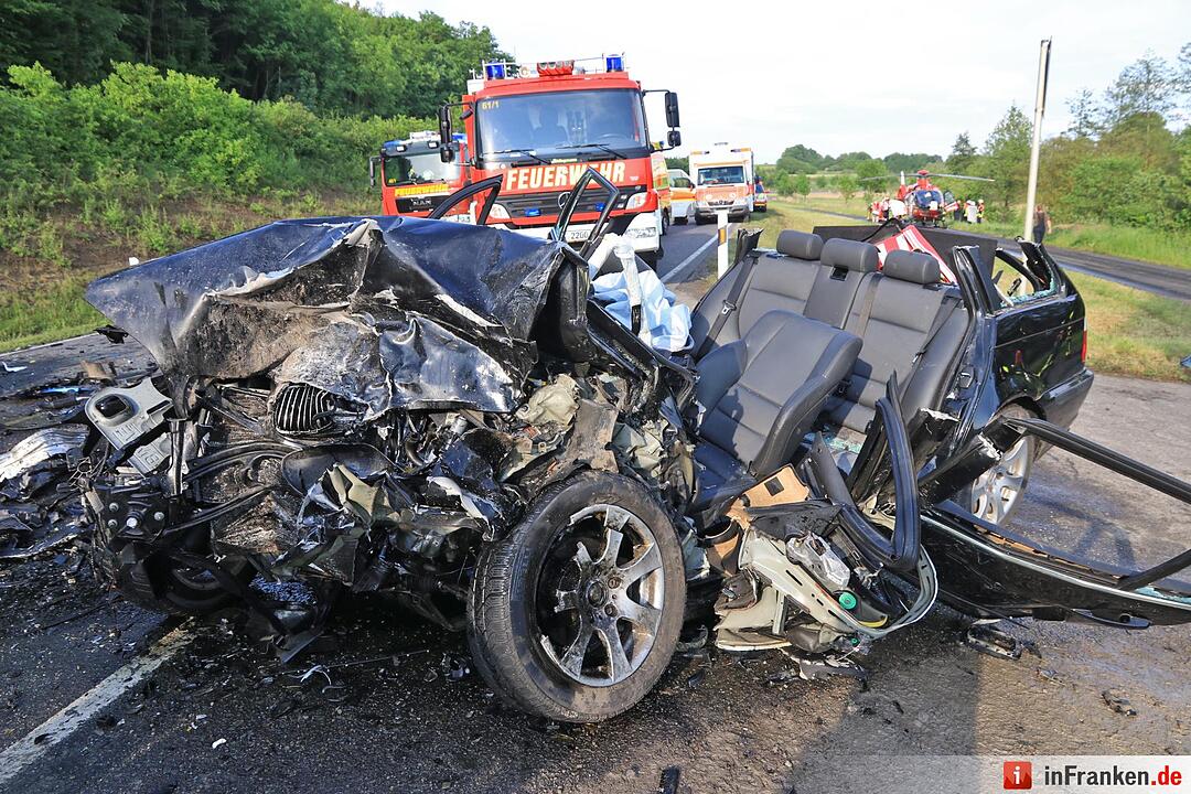 Großeibstadt: Tödlicher Unfall - Autos kollidieren frontal