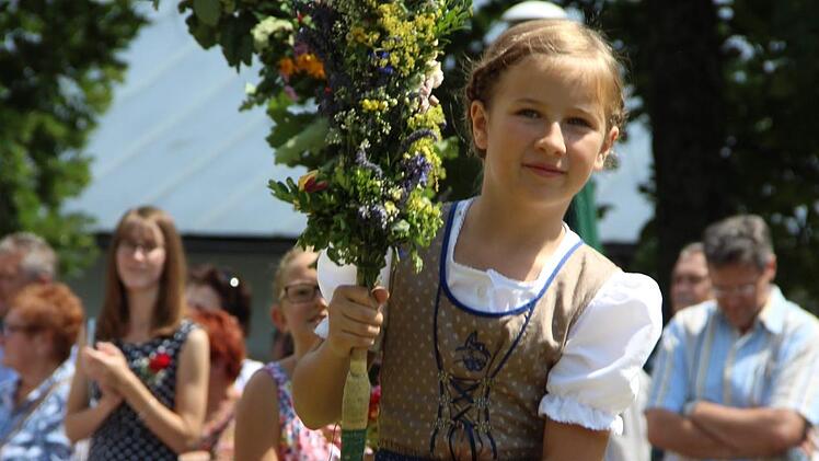 Die Viertklässler beim BogentanzFoto: Katharina Müller-Sanke