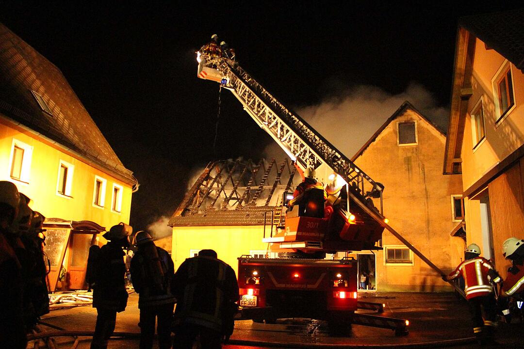 Scheune im Kreis Bayreuth in Flammen: über 100 Tiere vor Flammen gerettet