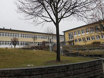 Blick auf einen Teil der Schulgebäude in Ebelsbach, die bisher im  Besitz des Hauptschulverbandes und damit der vier Gemeinden sind und um die es noch eine rechtliche Auseinandersetzung zwischen Ebelsbach und den drei anderen VG-Gemeinden Stettfeld, Kirchlauter und Breitbrunn geht.Günther Geiling