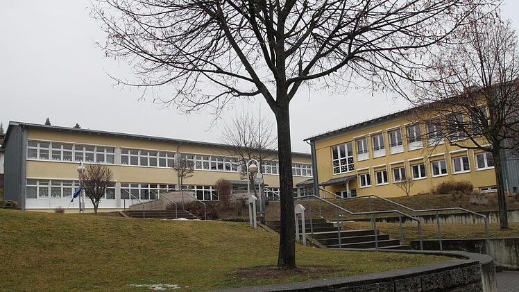 Blick auf einen Teil der Schulgebäude in Ebelsbach, die bisher im  Besitz des Hauptschulverbandes und damit der vier Gemeinden sind und um die es noch eine rechtliche Auseinandersetzung zwischen Ebelsbach und den drei anderen VG-Gemeinden Stettfeld, Kirchlauter und Breitbrunn geht.Günther Geiling