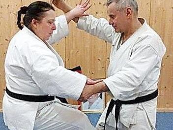 Kursleiter sind die Karatelehrer Elke und Ralf Kuhnlein. Foto: pr.