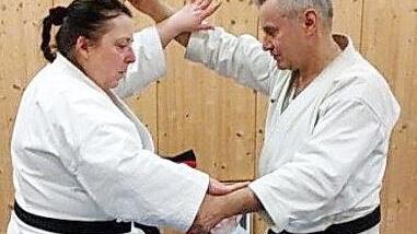 Kursleiter sind die Karatelehrer Elke und Ralf Kuhnlein. Foto: pr.