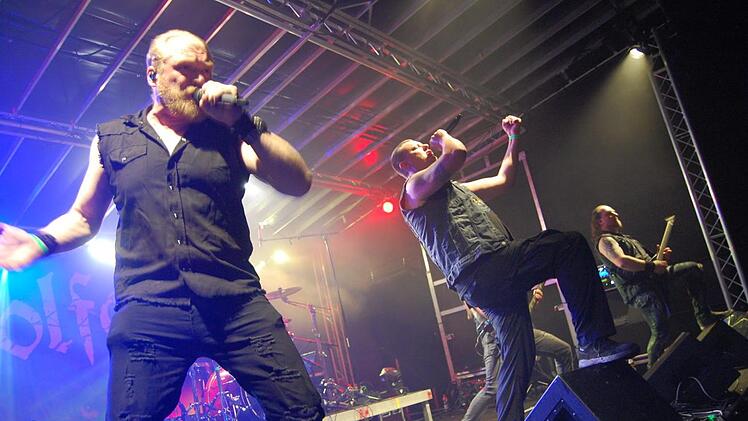 Zum Abschluss des Festivals einwürdevoller Headliner und Pagan-Metal Vertreter: Wolfchant aus dem niederbayerischen St. Oßwald.  Fotos: Rolf Krebs