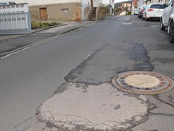Über eine halbe Million Euro sind für den kompletten Vollausbau des "Krautgartens" in Garitz vorgesehen. Die im Sommer 2019 beginnende Maßnahme wird eine einjährige Sperrung der Straße mit sich bringen.  Fotos: Peter Rauch