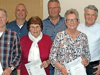 Für ihre langjährige Treue zum OGV Eicha wurden Mitglieder mit Ehrennadel und Ehrenurkunde ausgezeichnet (von links): Harry Grau, Wolfgang Reuter, Vorsitzender Mike Gallinsky, Erika Grau, Peter Griebel, Ingeborg Oehrlein, Ahorns Zweiter Bürgermeister Wolfgang Beyer, Landrat Sebastian Straubel. Foto: Edwin Meißinger