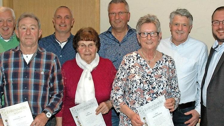 Für ihre langjährige Treue zum OGV Eicha wurden Mitglieder mit Ehrennadel und Ehrenurkunde ausgezeichnet (von links): Harry Grau, Wolfgang Reuter, Vorsitzender Mike Gallinsky, Erika Grau, Peter Griebel, Ingeborg Oehrlein, Ahorns Zweiter Bürgermeister Wolfgang Beyer, Landrat Sebastian Straubel. Foto: Edwin Meißinger