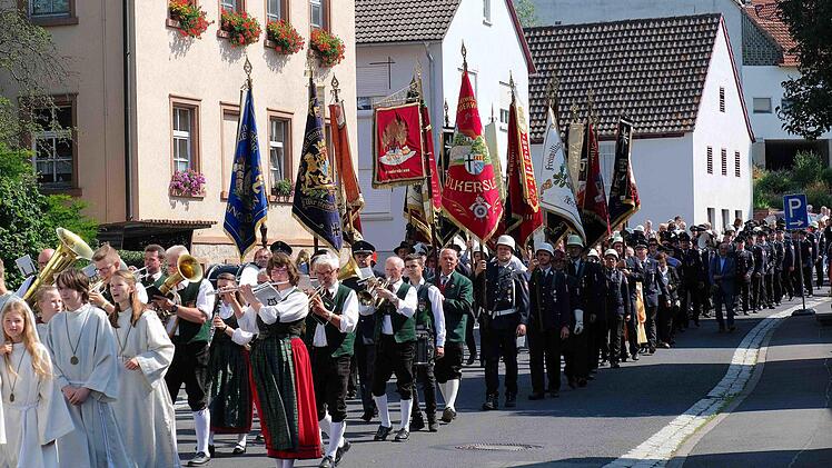 18 Fahnenabordnungen befreundeter Wehren, Vereine und Verbände bekundeten auf der Kirchenparade ihr großes Interesse. Foto: Gerd Schaar