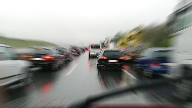 Nachdem ein junger Autofahrer am Steuer seines Wagens eingeschlafen war und einen Unfall verursacht hatte, kam es auf der A9 am Montag zu erheblichen Verkehrsbehinderungen. Symbolbild: Stefan_Weis/Adobe Stock