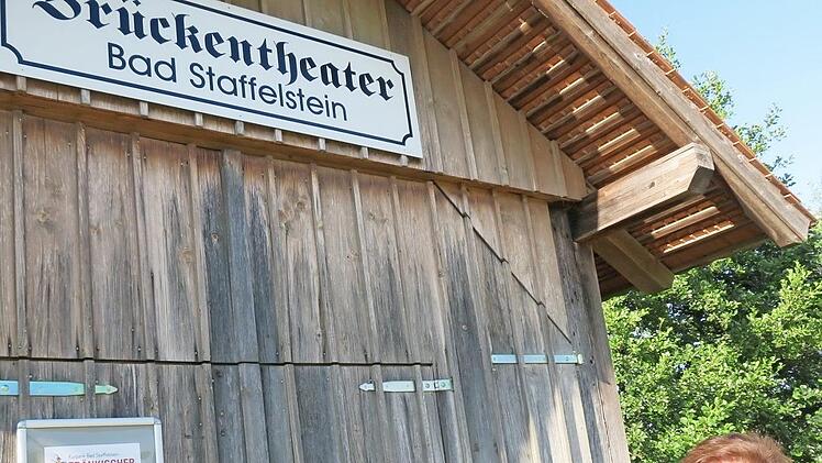 Jutta Rauter vom Fränkischen Theatersommer: Nicht im Brückentheater wird heuer gespielt, sondern im Freien in der direkten Nähe. Foto: Monika Schütz