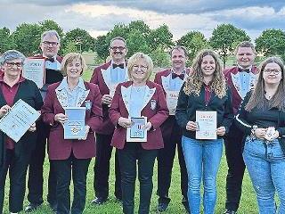 Die Geehrten (hinten): Armin Hahn, Bernhard Breitenbach, Wolfgang Hahn, Alexander Heim, Maurice Vogler, Manfred Schmitt; Vorne: Vorsitzender Tobias Rojek, Emmi Schmitt, Franziska Gerlach, Elke Schneider, Annika Martin und Leonie Reith.