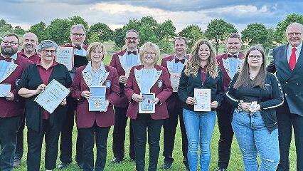 Die Geehrten (hinten): Armin Hahn, Bernhard Breitenbach, Wolfgang Hahn, Alexander Heim, Maurice Vogler, Manfred Schmitt; Vorne: Vorsitzender Tobias Rojek, Emmi Schmitt, Franziska Gerlach, Elke Schneider, Annika Martin und Leonie Reith.