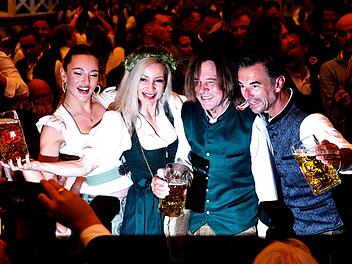 Mittendrin: Jürgen Drews feierte mit Tochter Joelina, Ehefrau Ramona und Kollege Florian Silbereisen am Eröffnungstag auf dem Oktoberfest. Vor ein paar Jahren verlief sein Besuch nicht so friedlich.