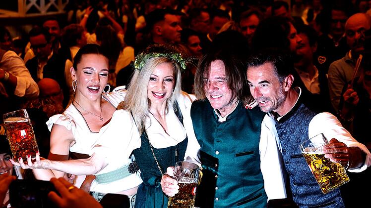 Mittendrin: Jürgen Drews feierte mit Tochter Joelina, Ehefrau Ramona und Kollege Florian Silbereisen am Eröffnungstag auf dem Oktoberfest. Vor ein paar Jahren verlief sein Besuch nicht so friedlich.