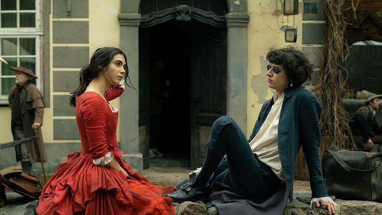 Maria Anna (Havana Joy) sorgt sich um ihren talentierten kleinen Bruder (Eren M. Güvercin).