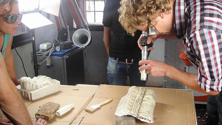 Mit modernster Technik den alten Stuck untersuchen, das ist faszinierend, findet der Eberner Handwerksmeister.