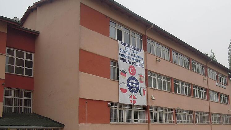 Die Schule in Ankara - das "Ulugbey Anadolu Lisesi" - ist eine Comenius-Schule und pflegt mit Deutschland, Spanien, Italien, Dänemark und Polen einen regen Austausch.