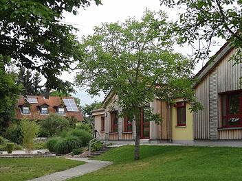 Nach der Generalsanierung 2011 ist schon wieder ein Anbau nötig. Die jetzige Kinderkrippe rechts im Bild ist bereits zu klein, in der Verlängerung soll nun eine zweite Krippe angebaut werden. Foto: Elli Stühler