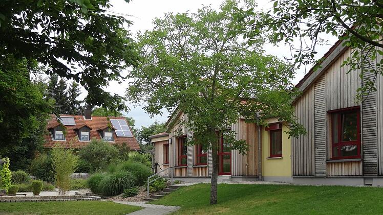 Nach der Generalsanierung 2011 ist schon wieder ein Anbau nötig. Die jetzige Kinderkrippe rechts im Bild ist bereits zu klein, in der Verlängerung soll nun eine zweite Krippe angebaut werden. Foto: Elli Stühler