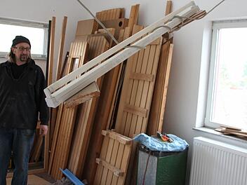 "Ich habe immer mit Sachen gearbeitet, die da waren": Guido Häfner in seinem Haus in Schlaifhausen. Fotos: Roepert