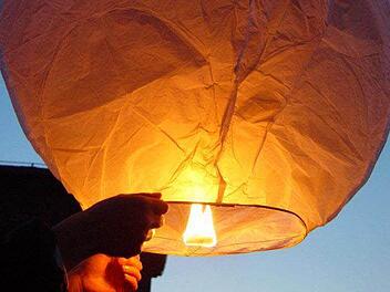 Auch sogenannte Himmelslaternen starten an der Steinachtalhalle immer wieder. Das ist in Bayern verboten. Foto: privat
