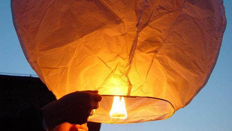 Auch sogenannte Himmelslaternen starten an der Steinachtalhalle immer wieder. Das ist in Bayern verboten. Foto: privat