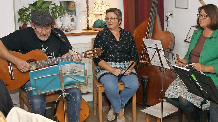 Irische Musik zu den Bildern der aus Peru stammenden Künstlerin in Franken boten die "Blarneys".