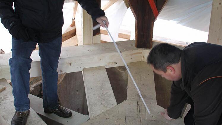 Die komplette Balkenlage im Inneren des Turmhelms ist erneuert worden. Foto: Stephan Tiroch