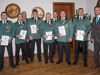 Mit dem Bayerischen Meisterschützenabzeichen wurden folgende Schützen geehrt: V.l. Matthias Heft, Jörg Lesch, Florian Dehler, Richard Werner, Benedikt Stricker, Andreas Werner und Christian Thiel. Das Foto zeigt sie zusammen mit Schützenmeister Erwin Kalb und Bürgermeister Andreas Hügerich. - Foto:kag