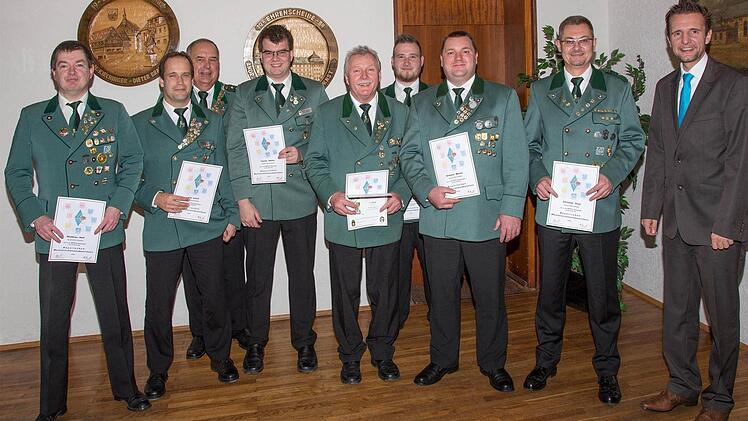 Mit dem Bayerischen Meisterschützenabzeichen wurden folgende Schützen geehrt: V.l. Matthias Heft, Jörg Lesch, Florian Dehler, Richard Werner, Benedikt Stricker, Andreas Werner und Christian Thiel. Das Foto zeigt sie zusammen mit Schützenmeister Erwin Kalb und Bürgermeister Andreas Hügerich. - Foto:kag