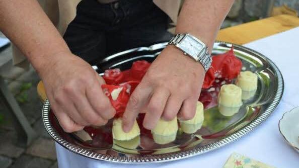 Schritt 5: Die Form im Kühlschrank (oder falls die Zeit fehlt: Im Gefrierfach) kaltstellen. Anschließend die Pralinen aus der Form drücken. Fertig! Foto: Larissa Händel