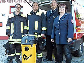 Stellvertretender Kommandant Jörg Höhn, Kommandant Stefan Kraus, der Vorsitzende Thomas Löffler und seine Stellvertreterin Elvira Lorenz (von links) zeigen den Wassersauger. Foto: Alfred Thieret