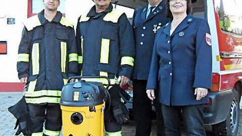 Stellvertretender Kommandant Jörg Höhn, Kommandant Stefan Kraus, der Vorsitzende Thomas Löffler und seine Stellvertreterin Elvira Lorenz (von links) zeigen den Wassersauger. Foto: Alfred Thieret