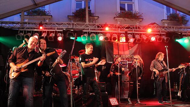Die Musiggfabrigg sorgte wie &uuml;blich f&uuml;r den richtigen Mix. Rund 30 Musiker aus H&ouml;chstadt und Umgebung standen in wechselnden Formationen auf der B&uuml;hne.  Fotos: Evi Seeger