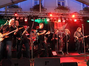 Die Musiggfabrigg sorgte wie üblich für den richtigen Mix. Rund 30 Musiker aus Höchstadt und Umgebung standen in wechselnden Formationen auf der Bühne.  Fotos: Evi Seeger