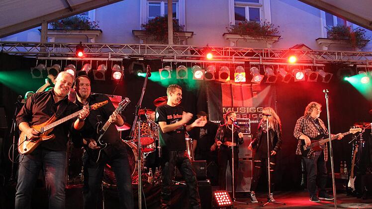 Die Musiggfabrigg sorgte wie üblich für den richtigen Mix. Rund 30 Musiker aus Höchstadt und Umgebung standen in wechselnden Formationen auf der Bühne.  Fotos: Evi Seeger