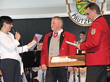 Ehrung beim Musikverein Pautzfeld: Kreisvorsitzende Claudia Heim mit Georg Schwarzmann (M.) und Vorsitzender Jürgen Kupfer  Foto: erl