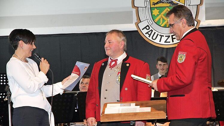 Ehrung beim Musikverein Pautzfeld: Kreisvorsitzende Claudia Heim mit Georg Schwarzmann (M.) und Vorsitzender Jürgen Kupfer  Foto: erl