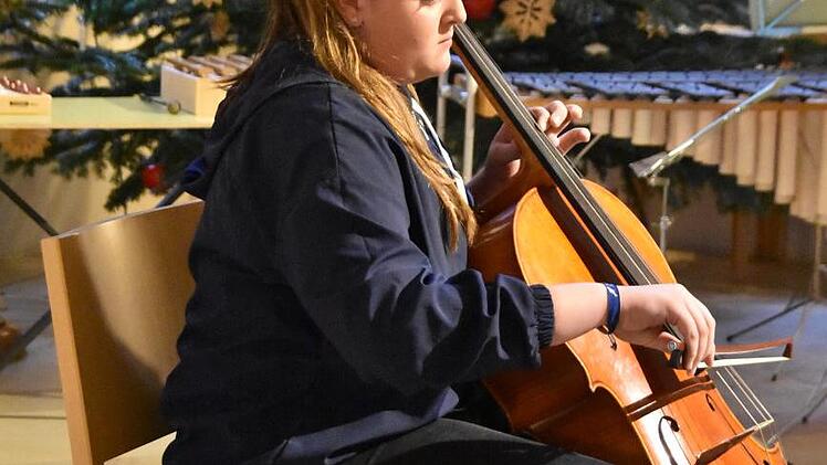 Lilly Hourle spielte auf dem Cello - Foto Uschi Prawitz